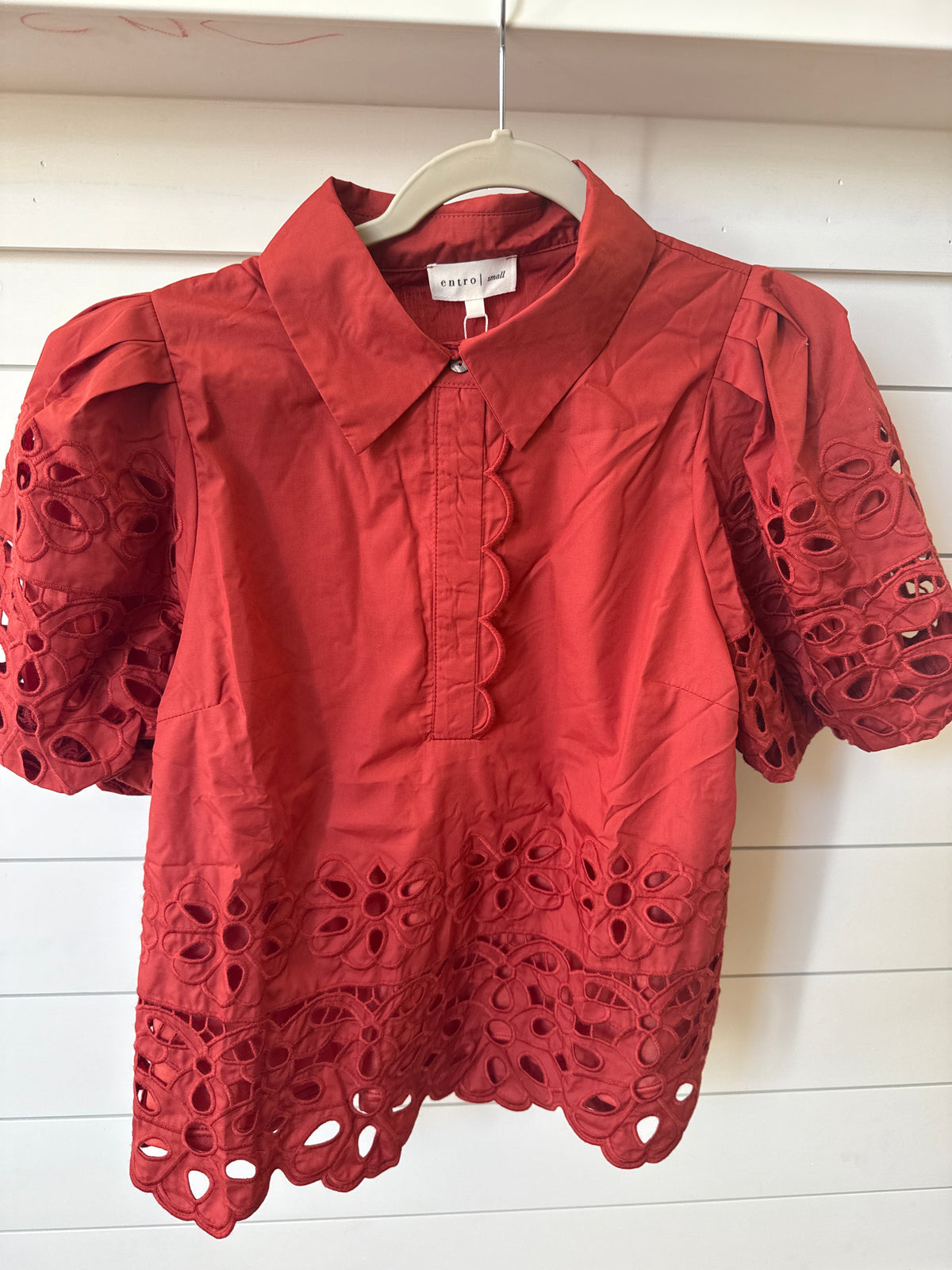 SHORT PUFF SLEEVE TOP WITH EYELET SCALLOPED DETAIL - RUST