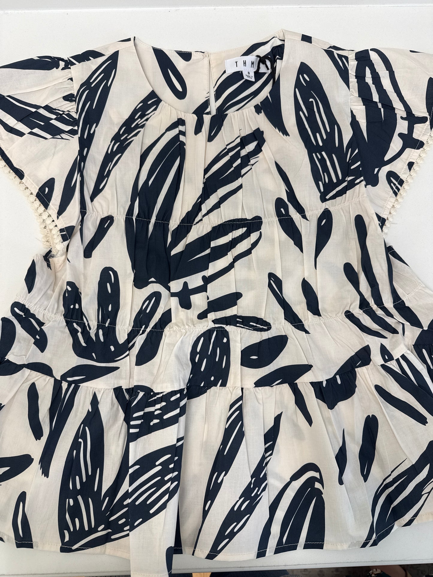 LEAF PRINT FLUTTER SLEEVE TOP - CREAM