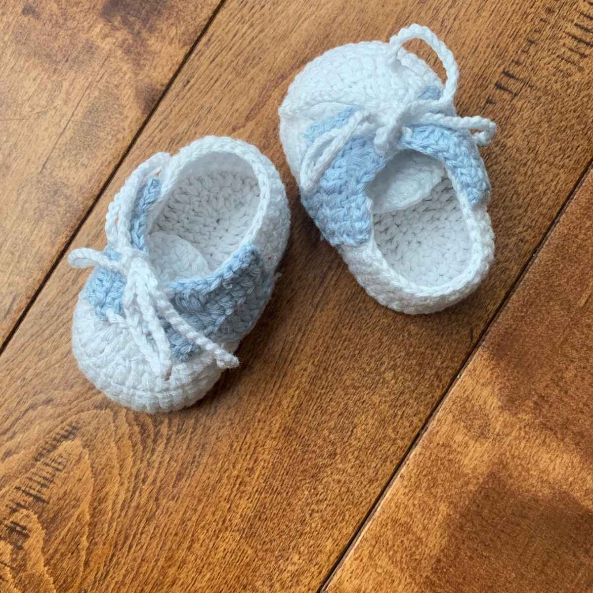 EVAN NEWBORN WHITE/LIGHT BLUE CROCHET BOOTIES