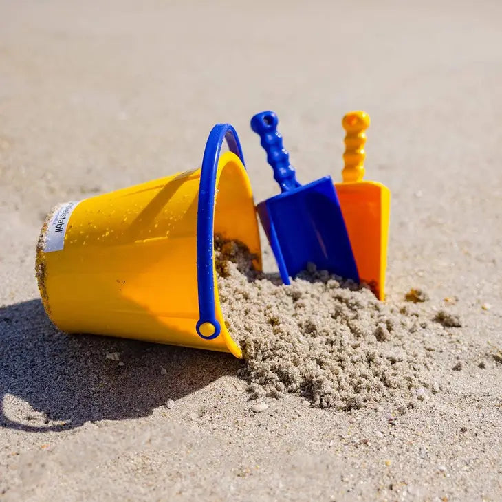 LARGE SCOOP FOR SAND & SNOW (ASSORTED COLORS)