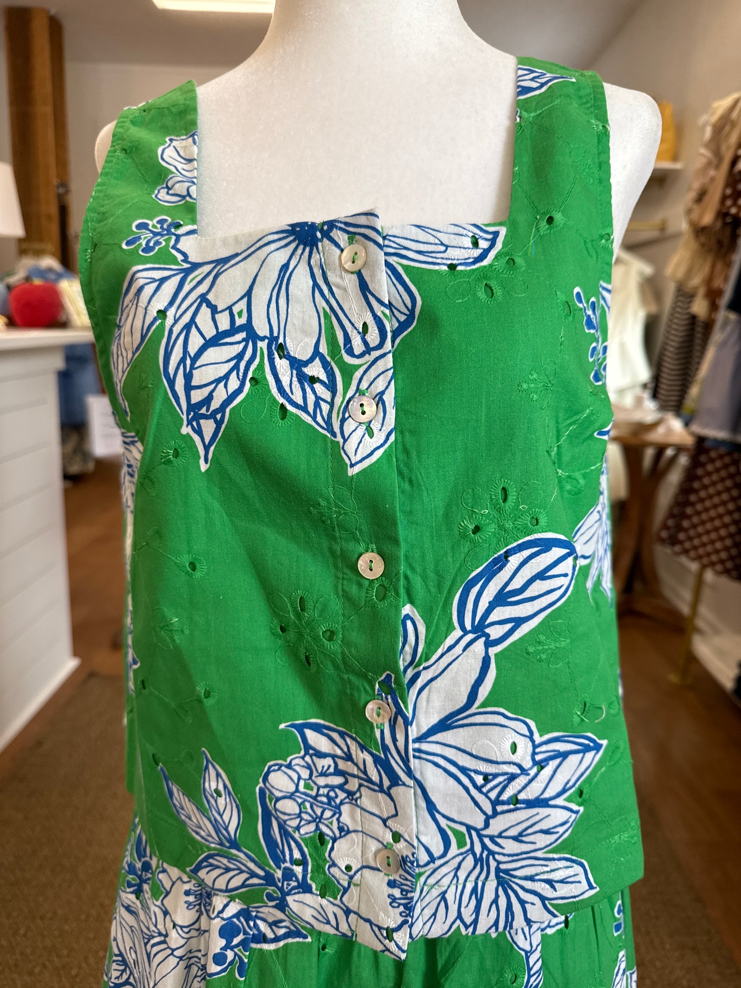 FLORAL  BUTTON DOWN SLEEVELESS TOP - GREEN