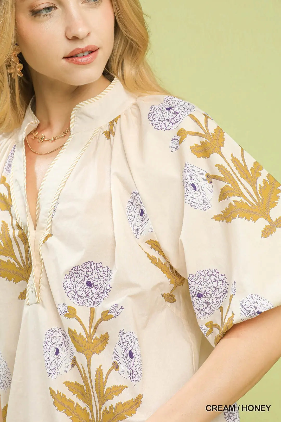 FLORAL PRINT V-NECK TOP - CREAM/HONEY