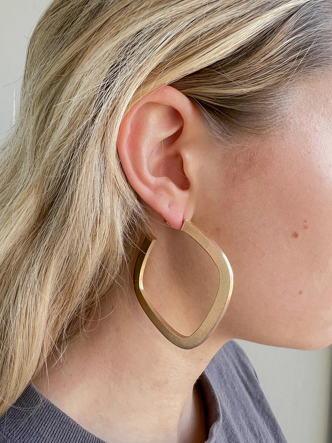 SQUARE ELISA HOOPES - BRUSHED GOLD
