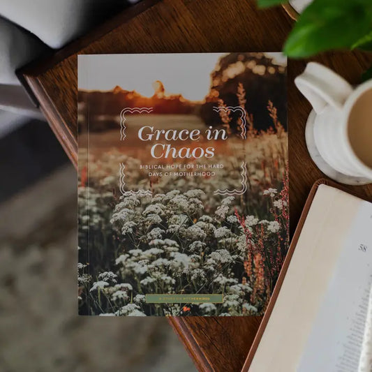 GRACE IN CHAOS / BIBLICAL HOPE FOR THE HARD DAYS OF MOTHERHOOD