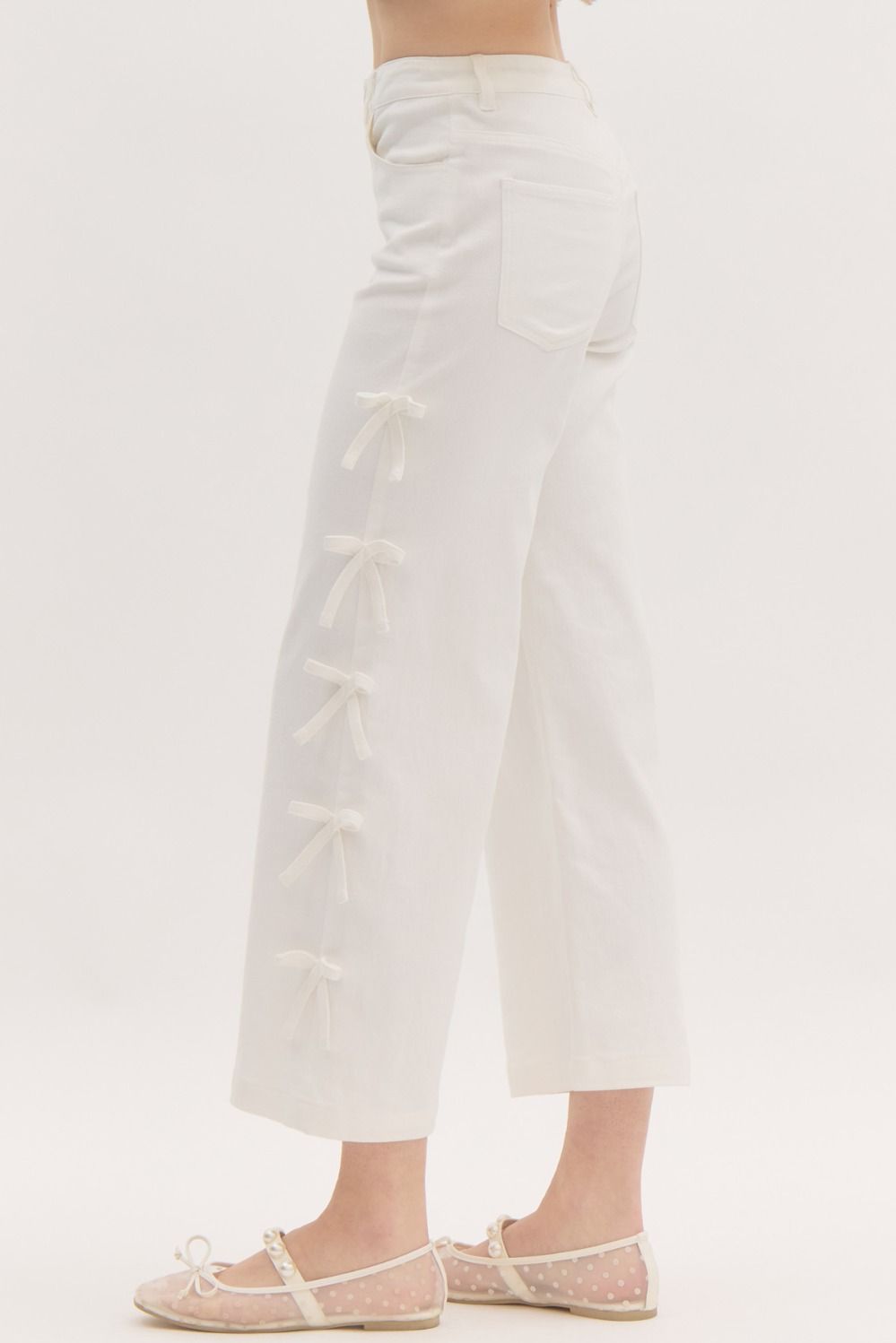 CROPPED MID-RISE DENIM JEANS W/BOWS - WHITE