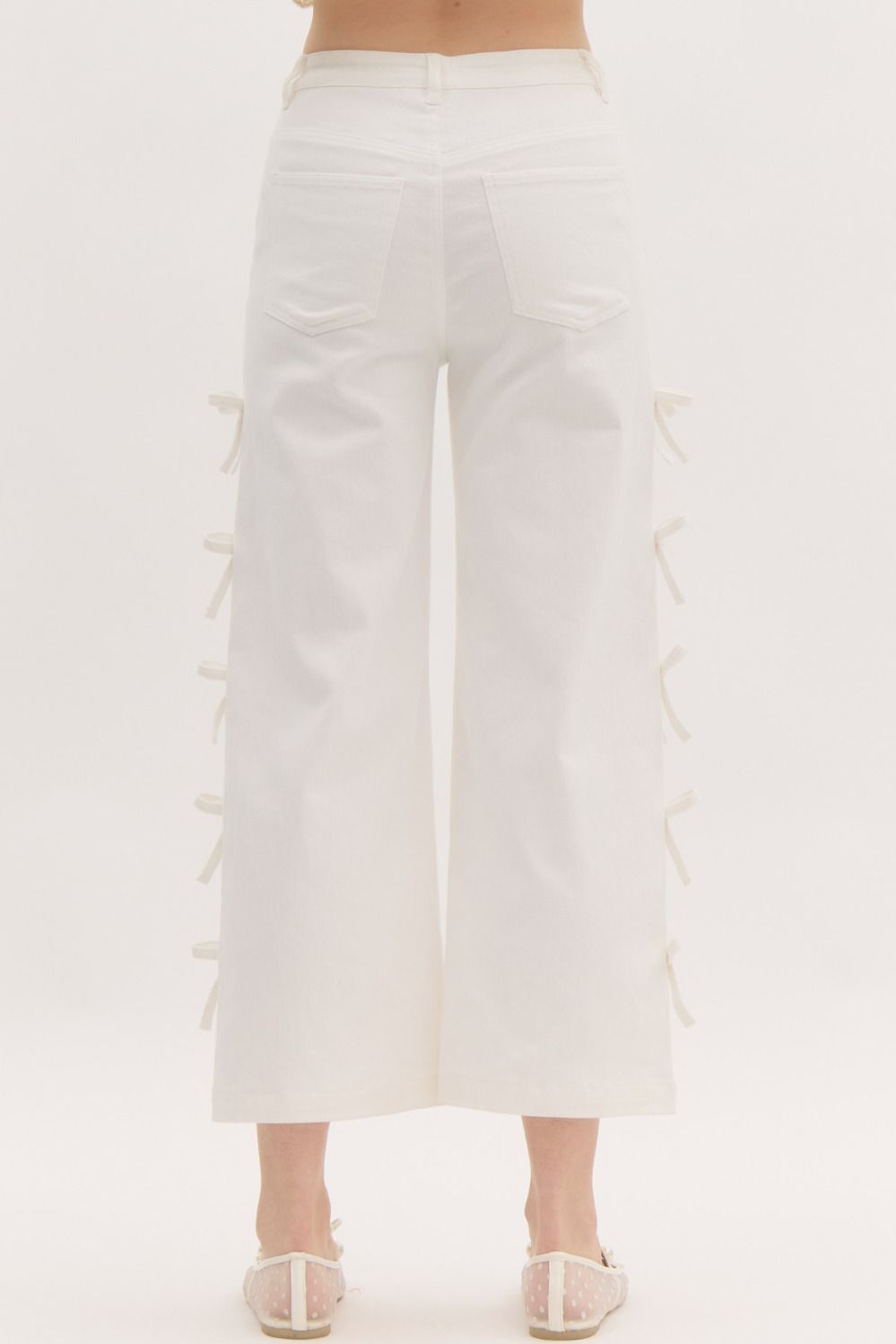 CROPPED MID-RISE DENIM JEANS W/BOWS - WHITE