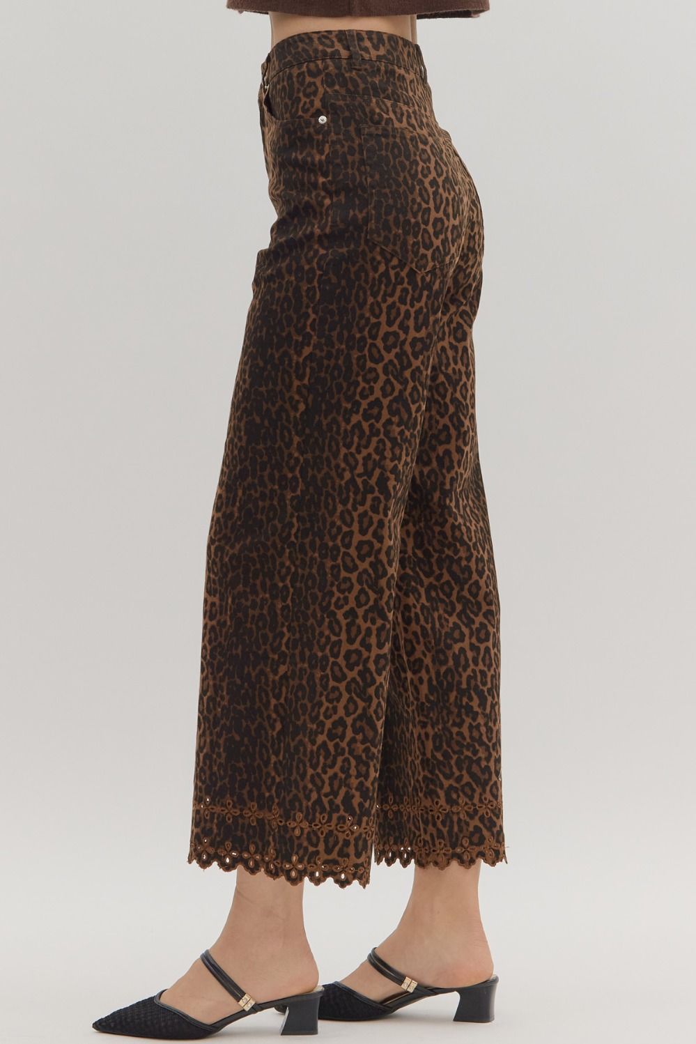 LEOPARD EMBROIDERED HEM JEANS