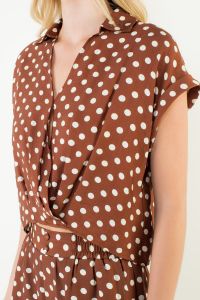 SHORT SLEEVE POLKA DOT V-NECK TOP - BROWN