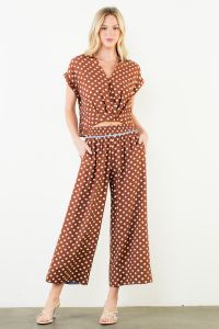 SHORT SLEEVE POLKA DOT V-NECK TOP - BROWN